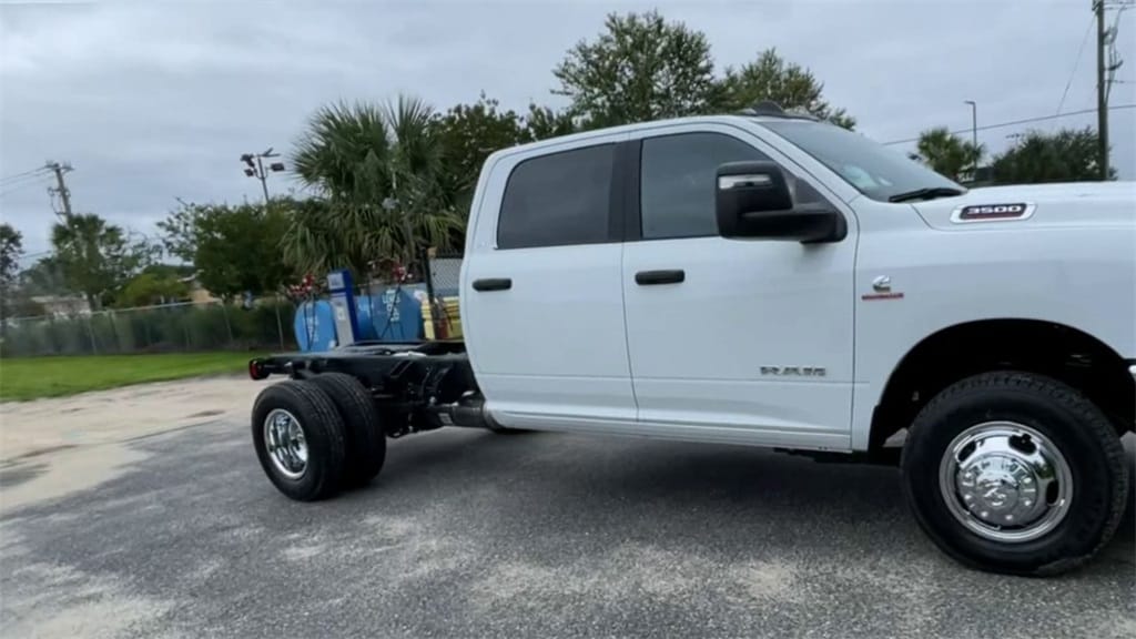 New 2024 Ram 3500 Chassis Cab 3500 SLT CREW CAB CHASSIS 4X4 60' CA Pickup