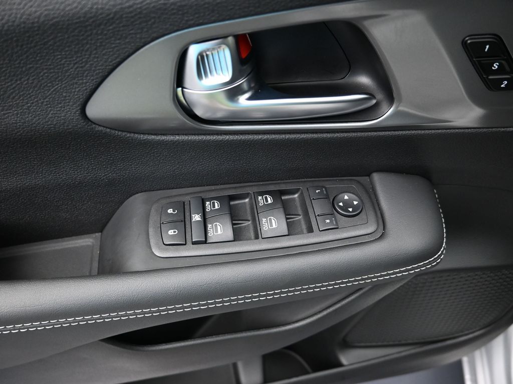 2026 Chrysler Pacifica Select - Photo 11
