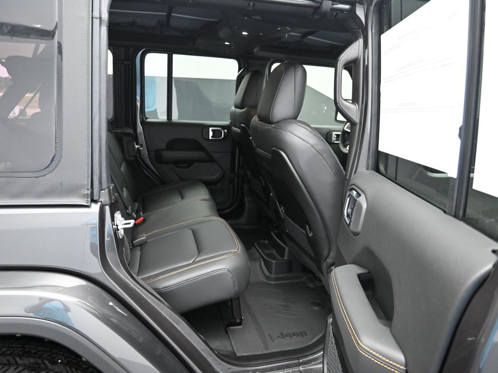 2025 Jeep Wrangler 4-Door Sahara - Photo 27