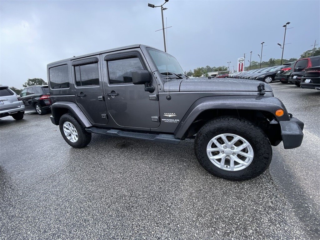 2014 Jeep Wrangler Unlimited Sahara photo 2