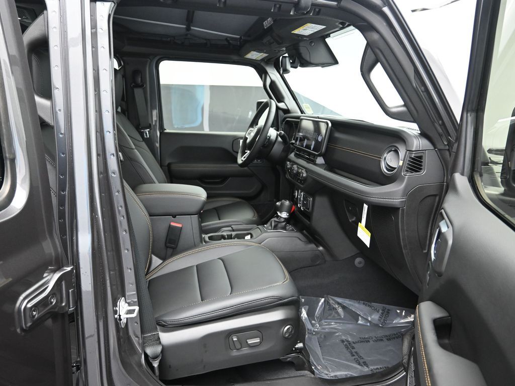 2025 Jeep Wrangler 4-Door Sahara - Photo 28