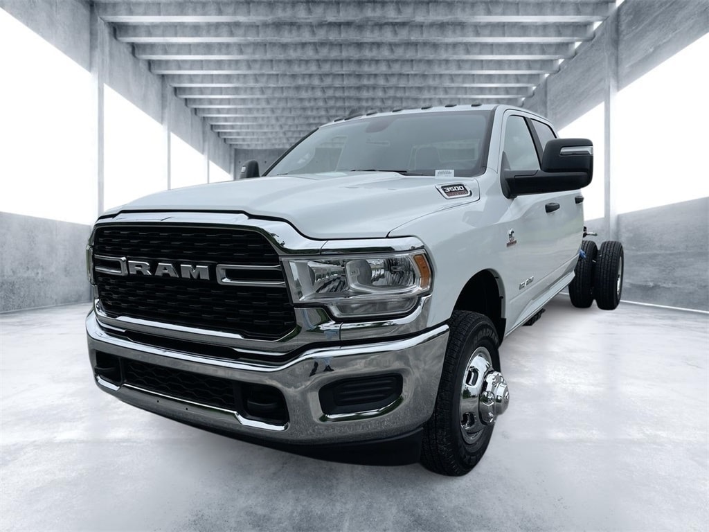 New 2024 Ram 3500 Chassis Cab 3500 SLT CREW CAB CHASSIS 4X4 60' CA Pickup