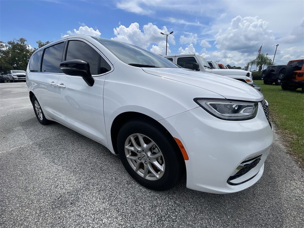 2024 Chrysler Pacifica Touring L photo 2