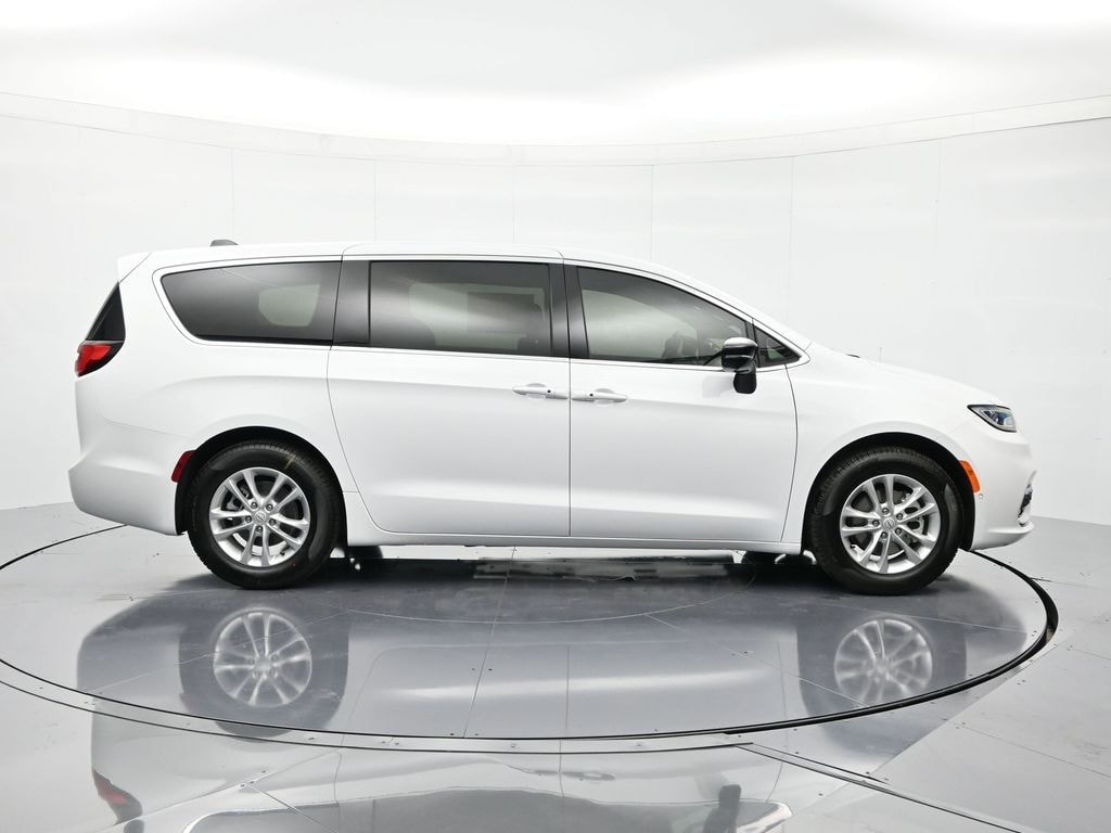 New 2026 Chrysler Pacifica SELECT Passenger Van