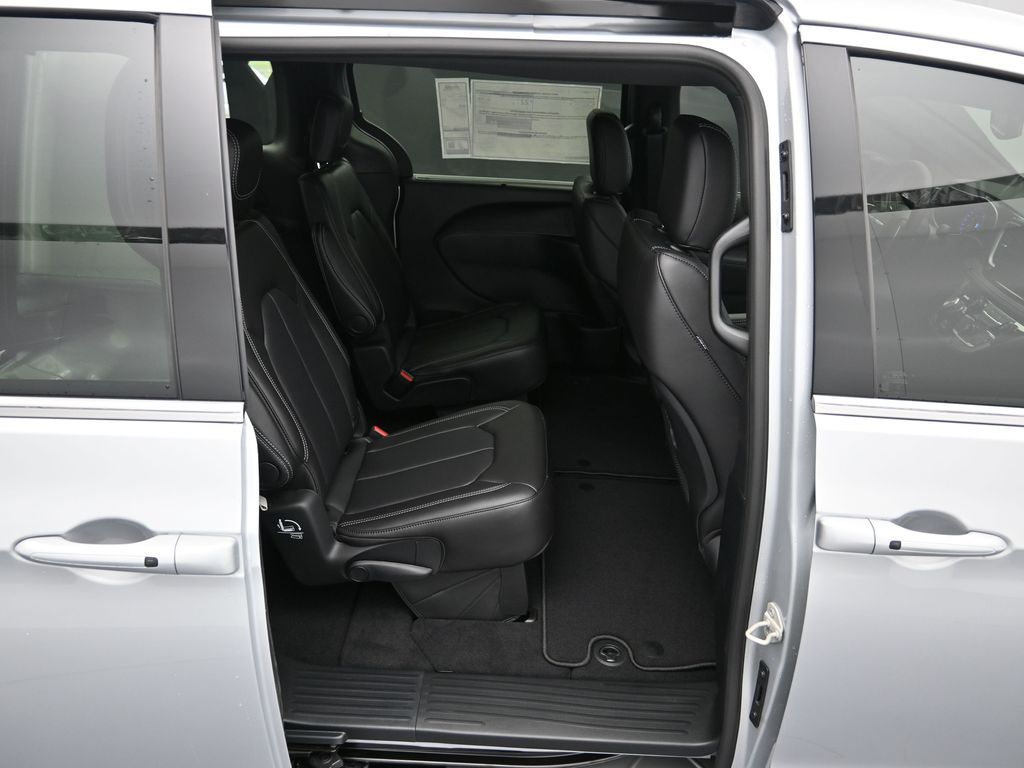 2026 Chrysler Pacifica Select - Photo 22
