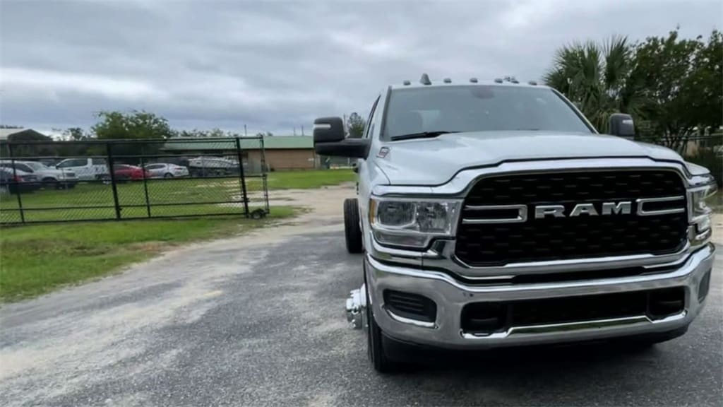 New 2024 Ram 3500 Chassis Cab 3500 SLT CREW CAB CHASSIS 4X4 60' CA Pickup