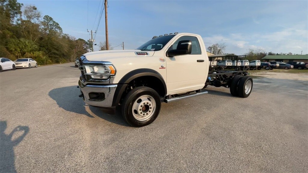 2024 Ram 5500 Tradesman photo 4
