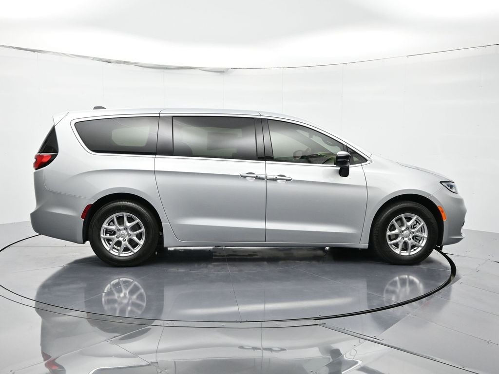 New 2026 Chrysler Pacifica SELECT Passenger Van