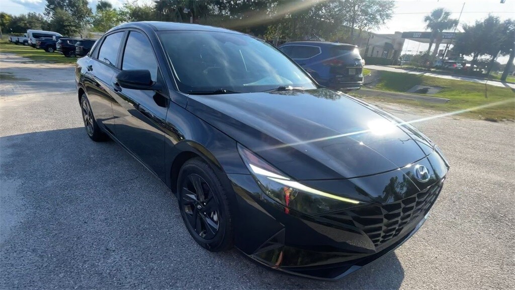2022 Hyundai Elantra SEL Convenience photo 2