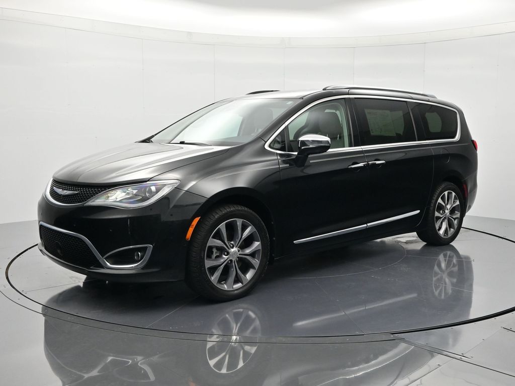 2017 Chrysler Pacifica Limited's photo