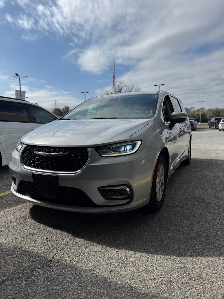 2023 Chrysler Pacifica Touring L's photo