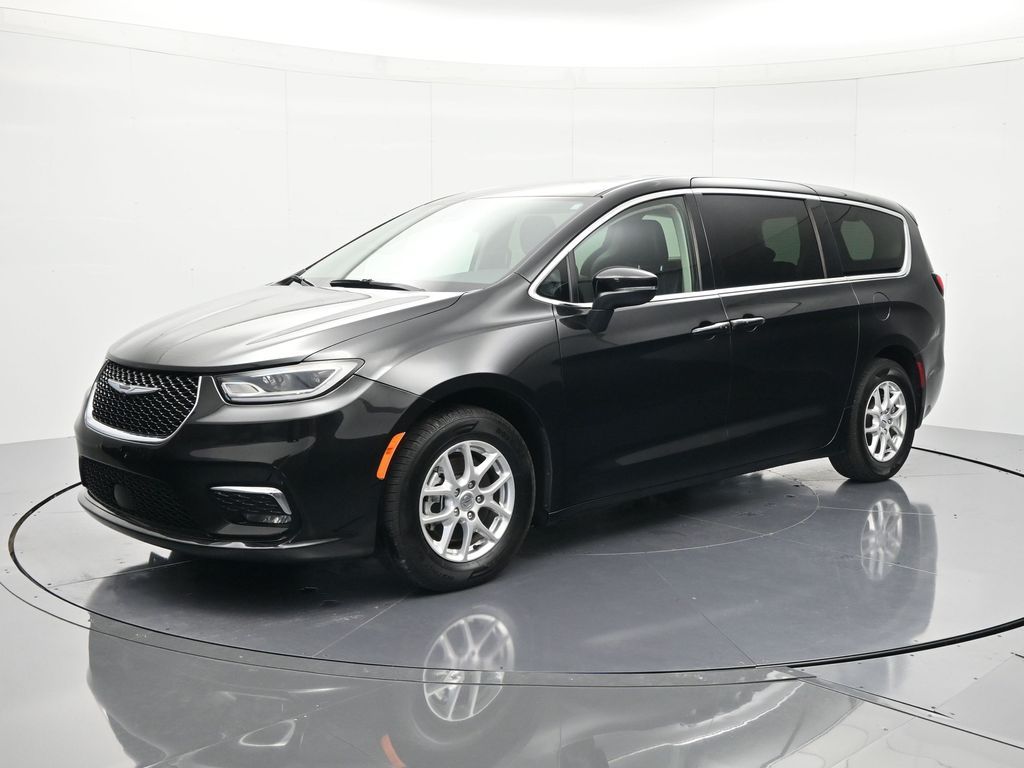 2023 Chrysler Pacifica Touring L's photo