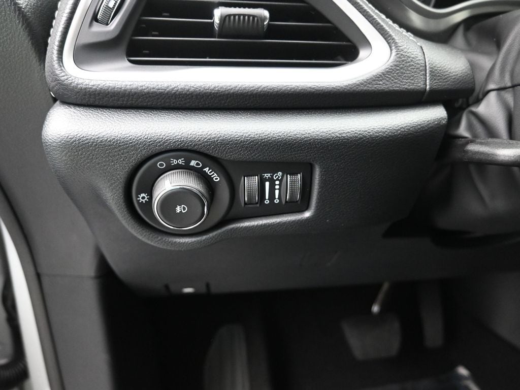 2026 Chrysler Pacifica Select - Photo 13
