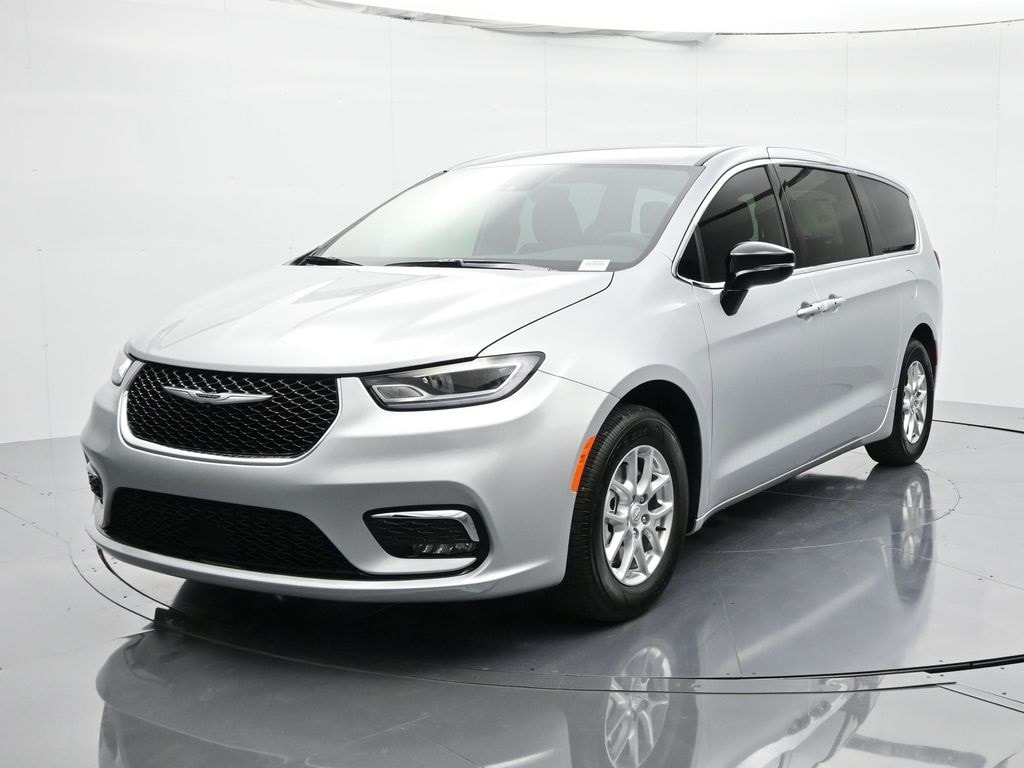 2026 Chrysler Pacifica Select's photo