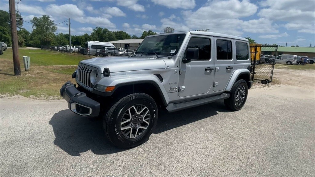 2024 Jeep Wrangler Sahara photo 4