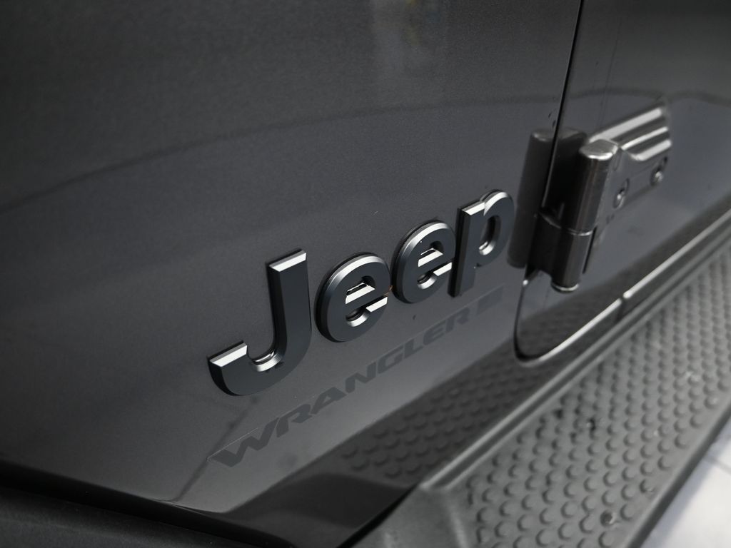 2025 Jeep Wrangler 4-Door Sahara - Photo 30
