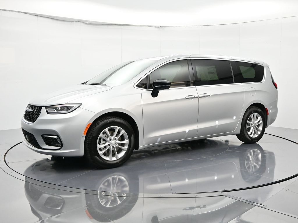 2026 Chrysler Pacifica Select's photo