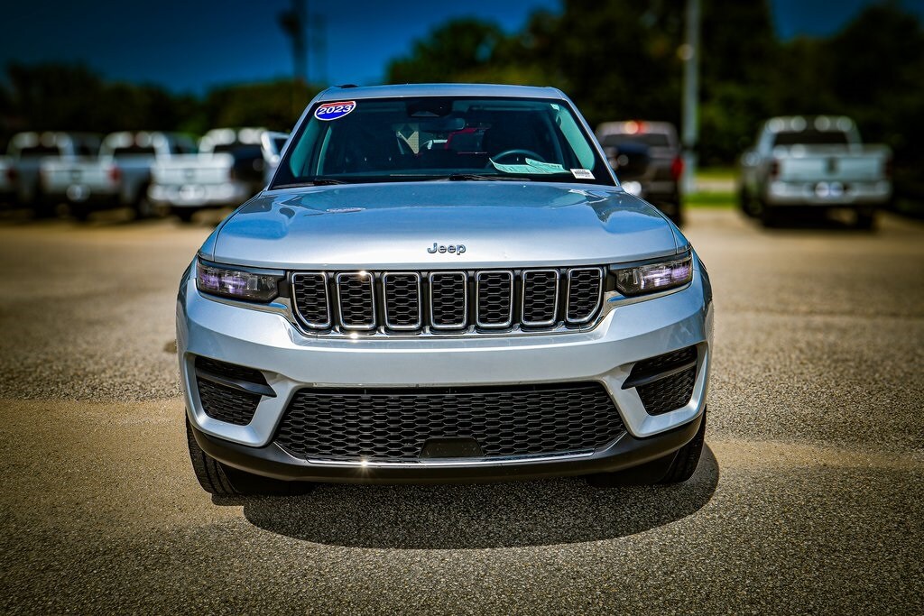 2023 Jeep Grand Cherokee Laredo photo 2