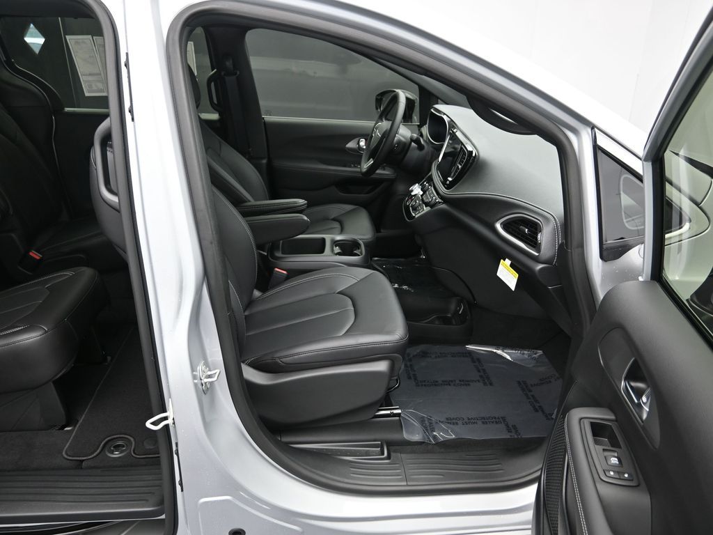 2026 Chrysler Pacifica Select - Photo 23
