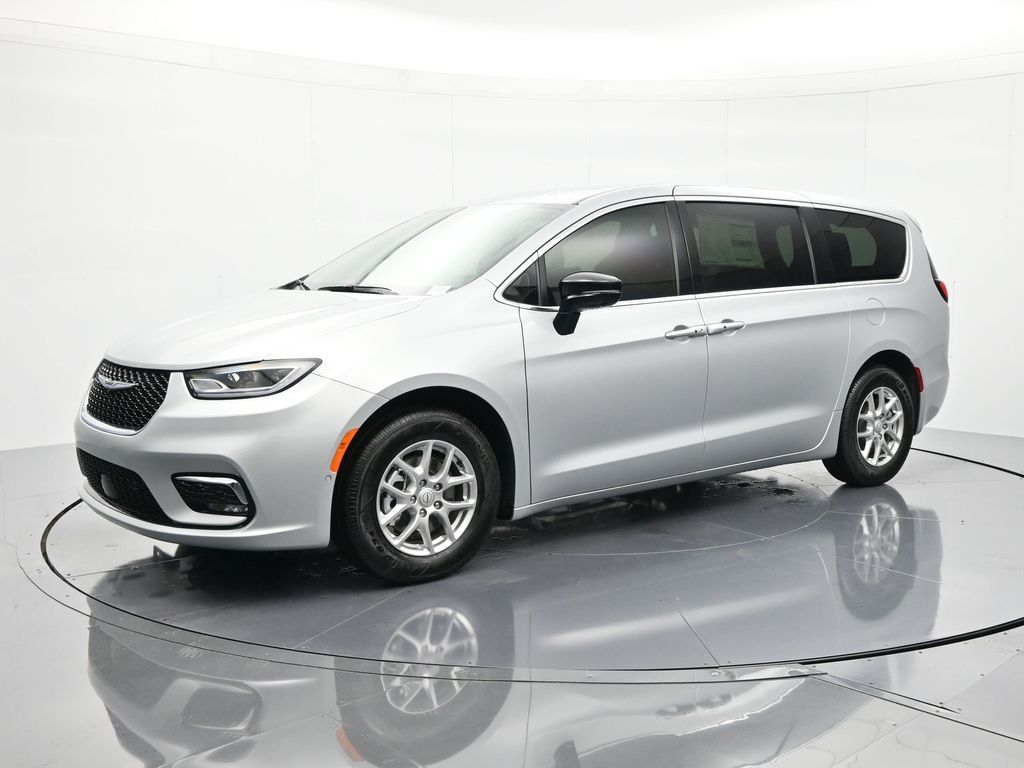 2026 Chrysler Pacifica Select's photo