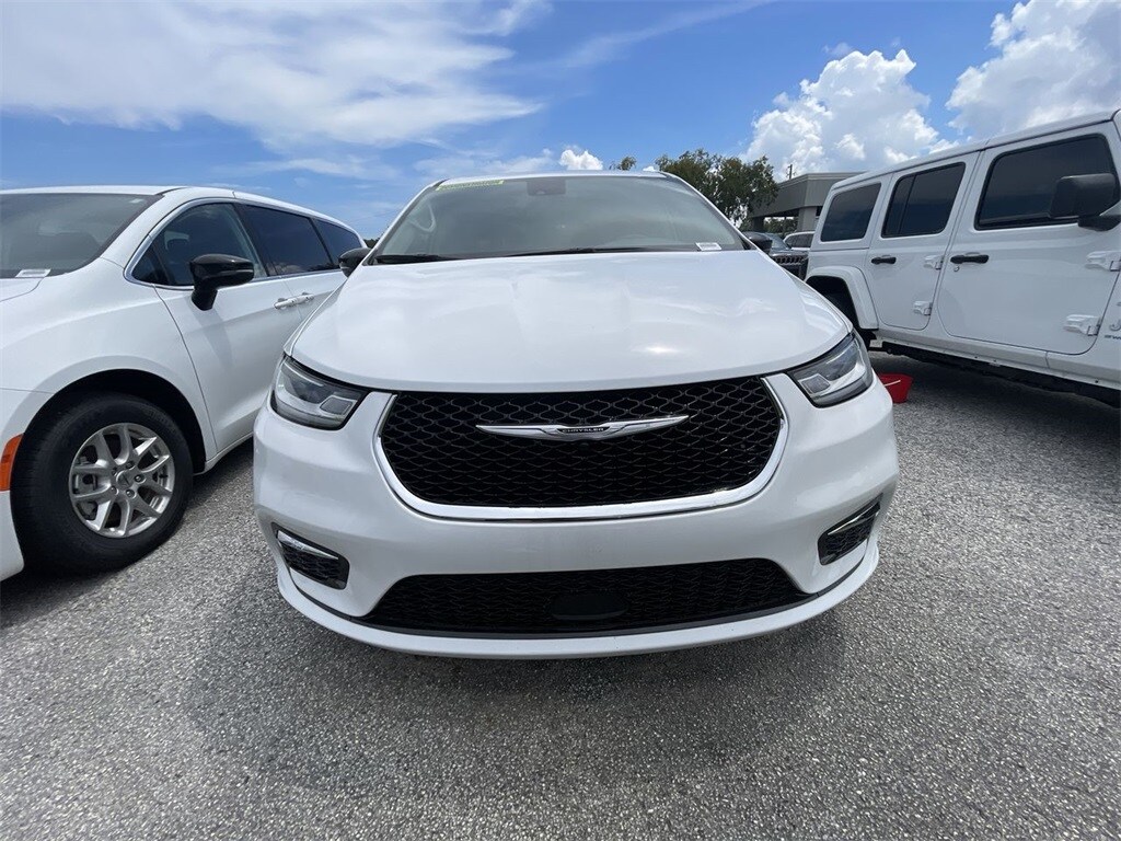 2024 Chrysler Pacifica Touring L photo 3