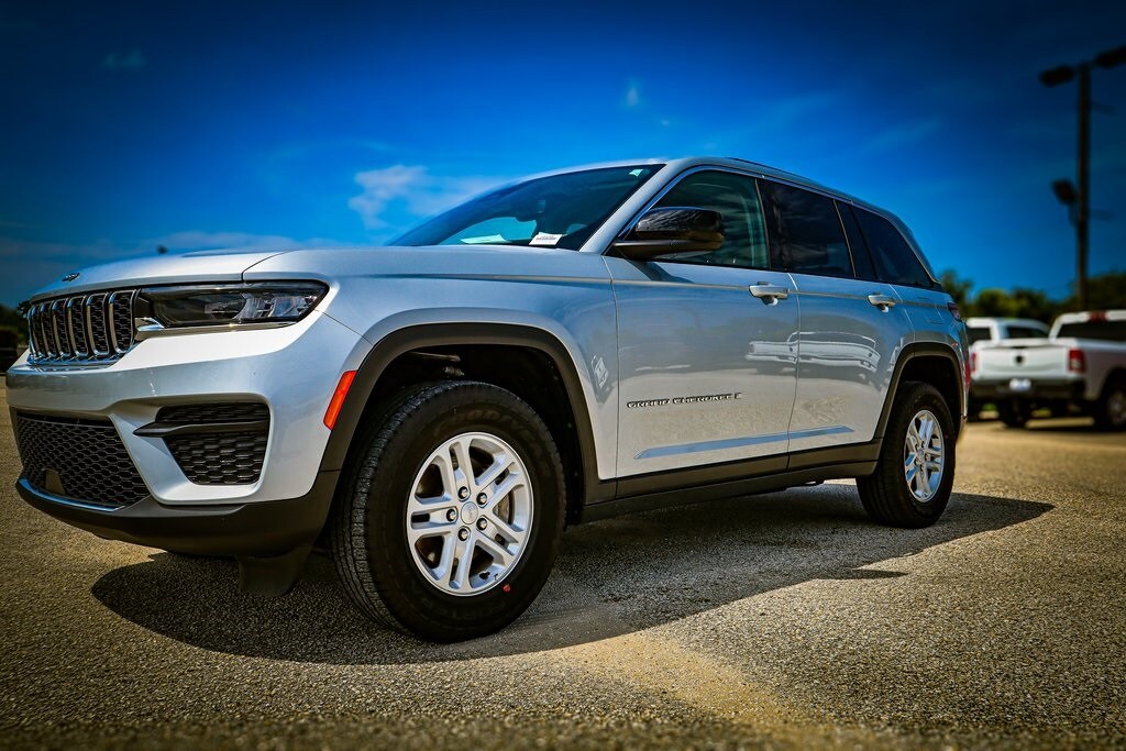 2023 Jeep Grand Cherokee Laredo photo 3