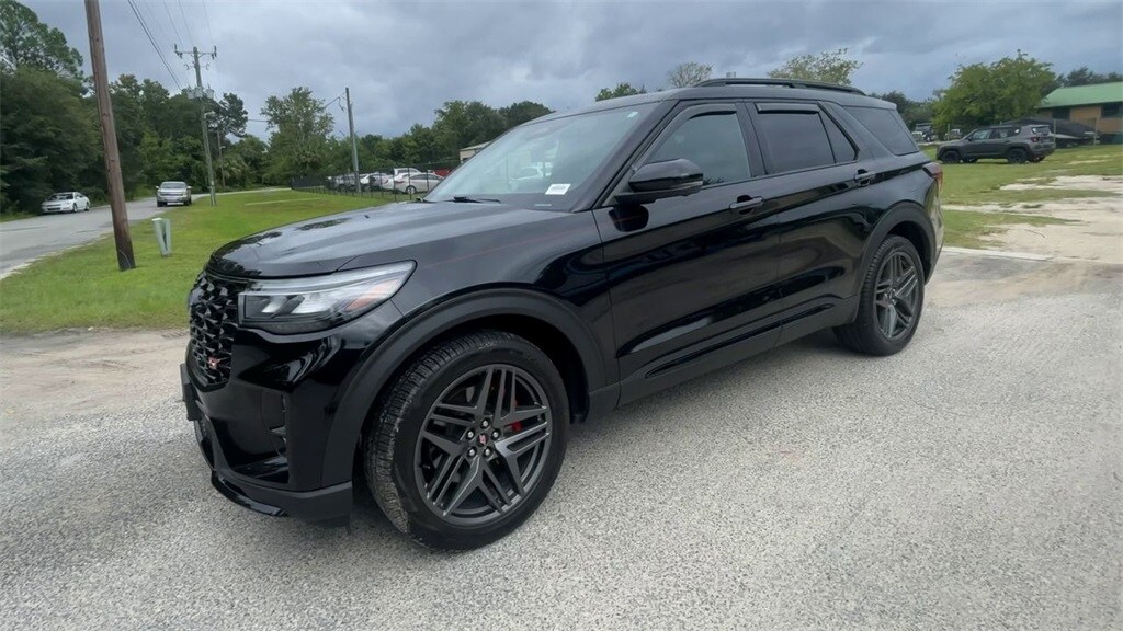 2025 Ford Explorer ST photo 4