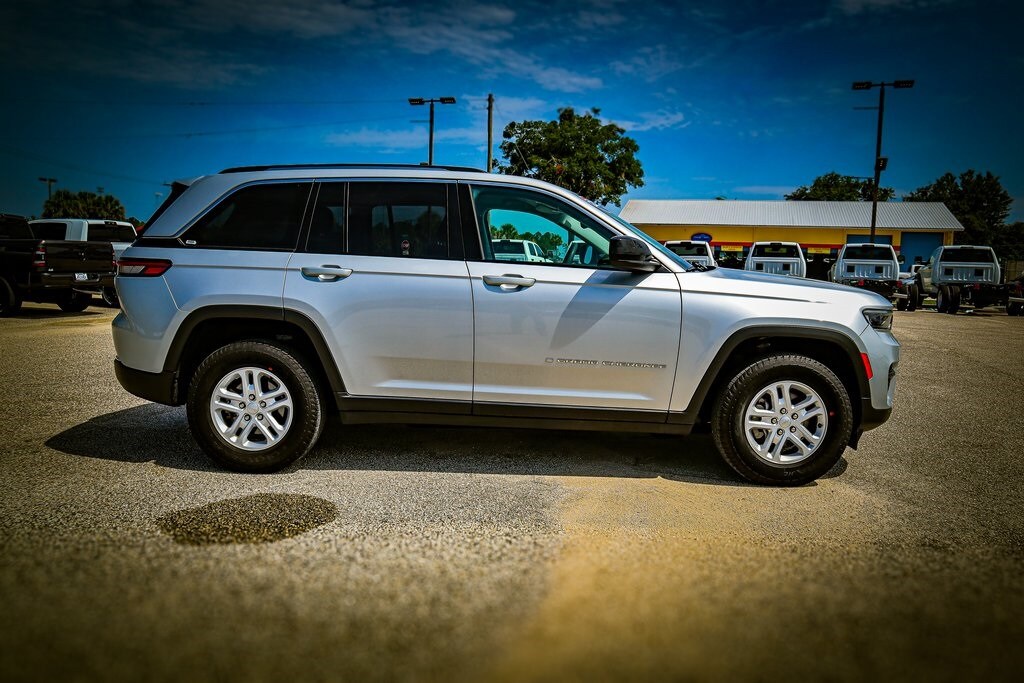 2023 Jeep Grand Cherokee Laredo photo 4