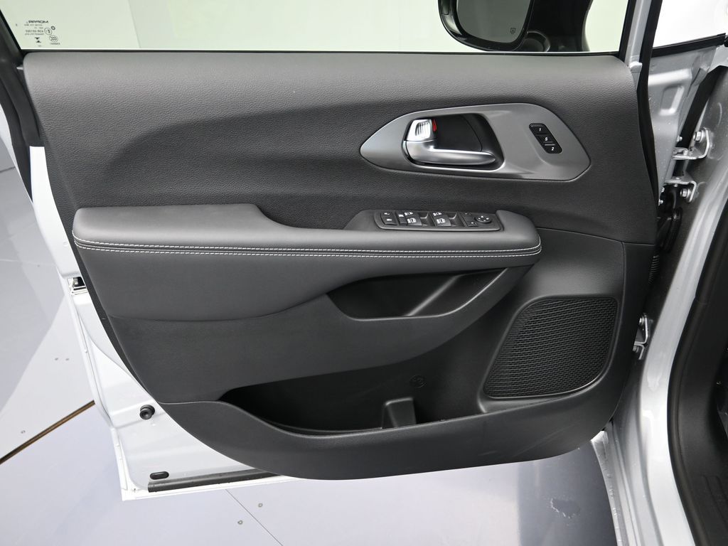 2026 Chrysler Pacifica Select - Photo 10
