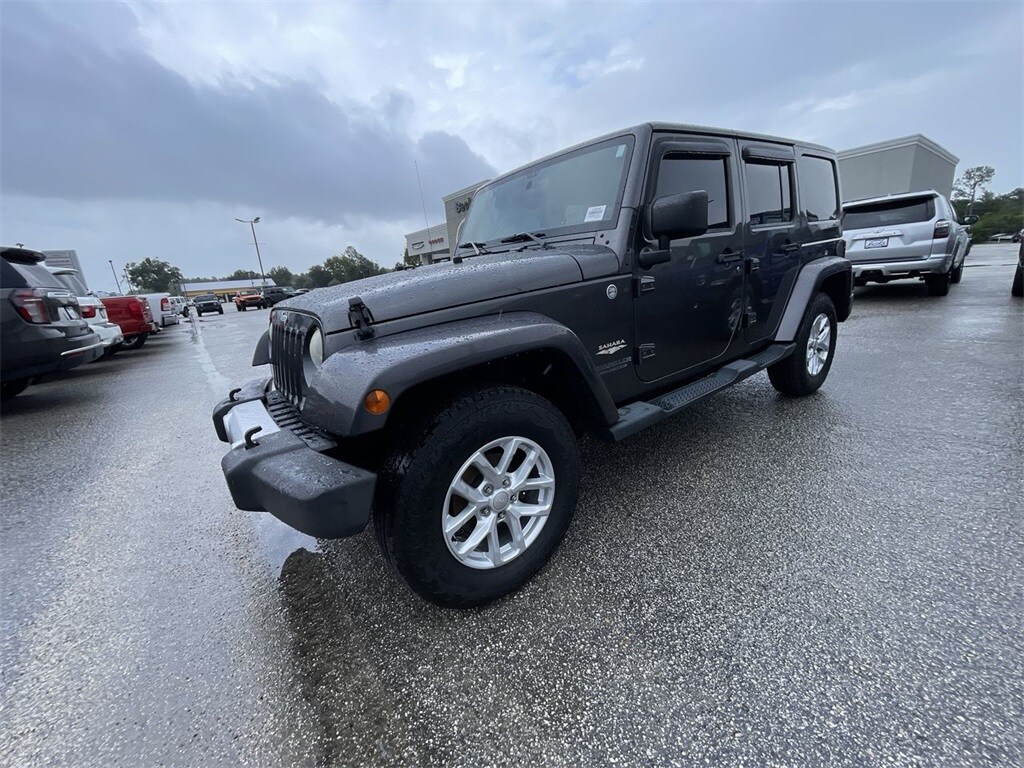 2014 Jeep Wrangler Unlimited Sahara photo 4