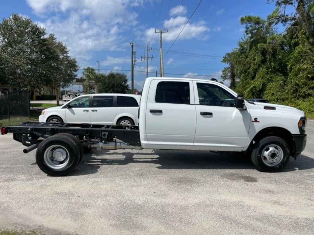 New 2024 Ram 3500 Chassis Cab 3500 TRADESMAN CREW CAB CHASSIS 4X4 60' CA Pickup