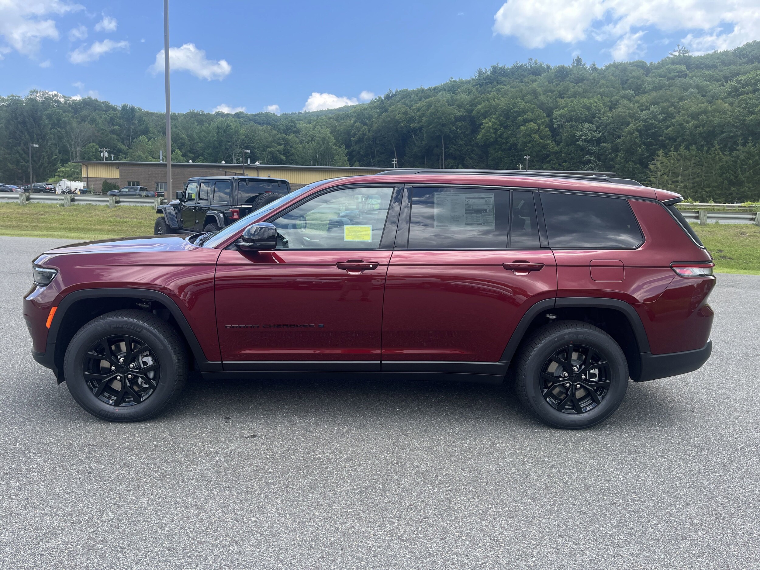2025 Jeep Grand Cherokee Laredo photo 4