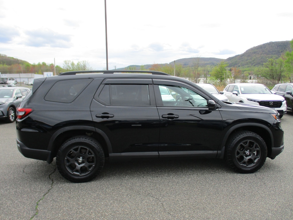 Used 2025 Honda Pilot TrailSport SUV