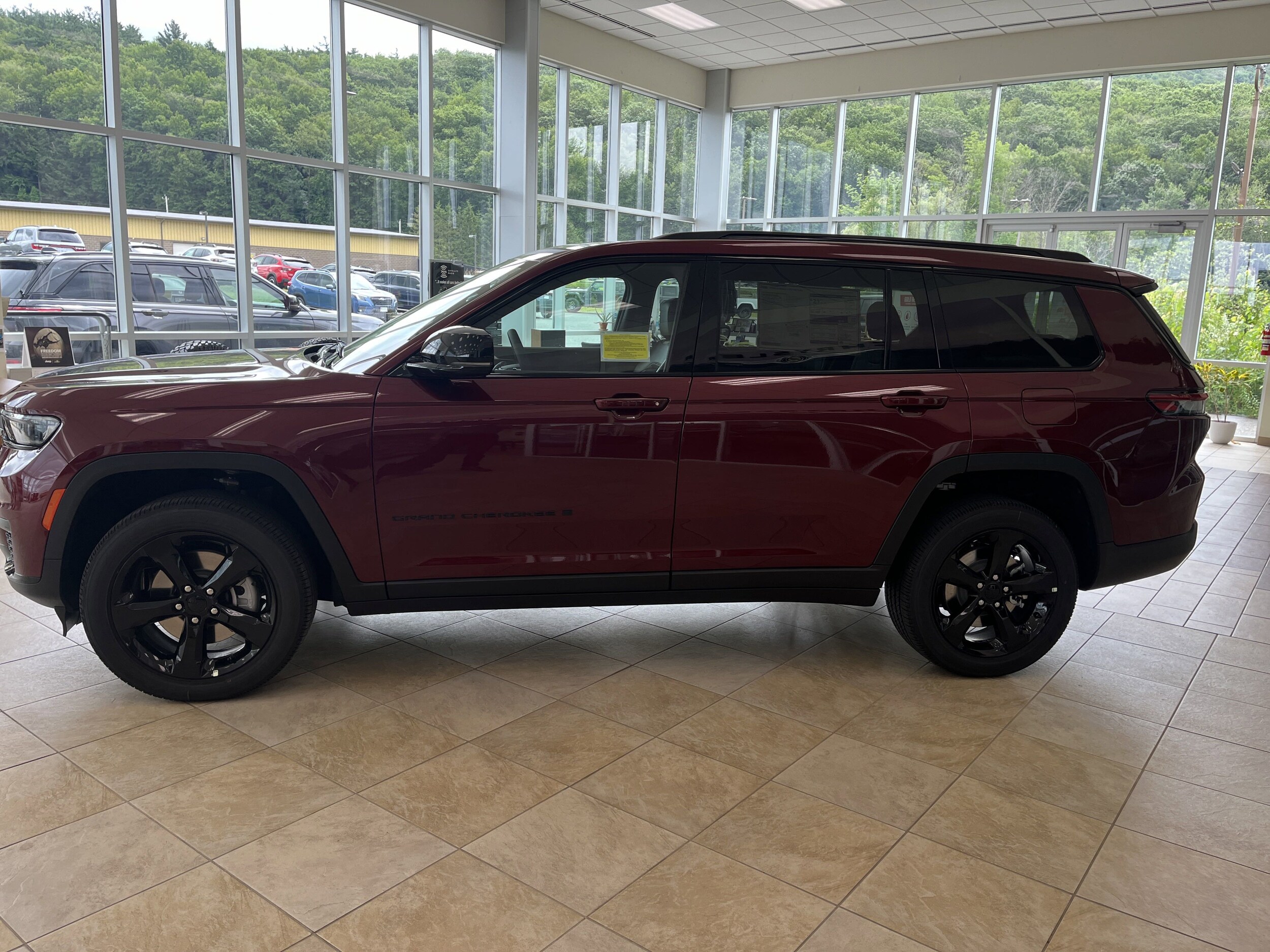 2025 Jeep Grand Cherokee Laredo photo 3