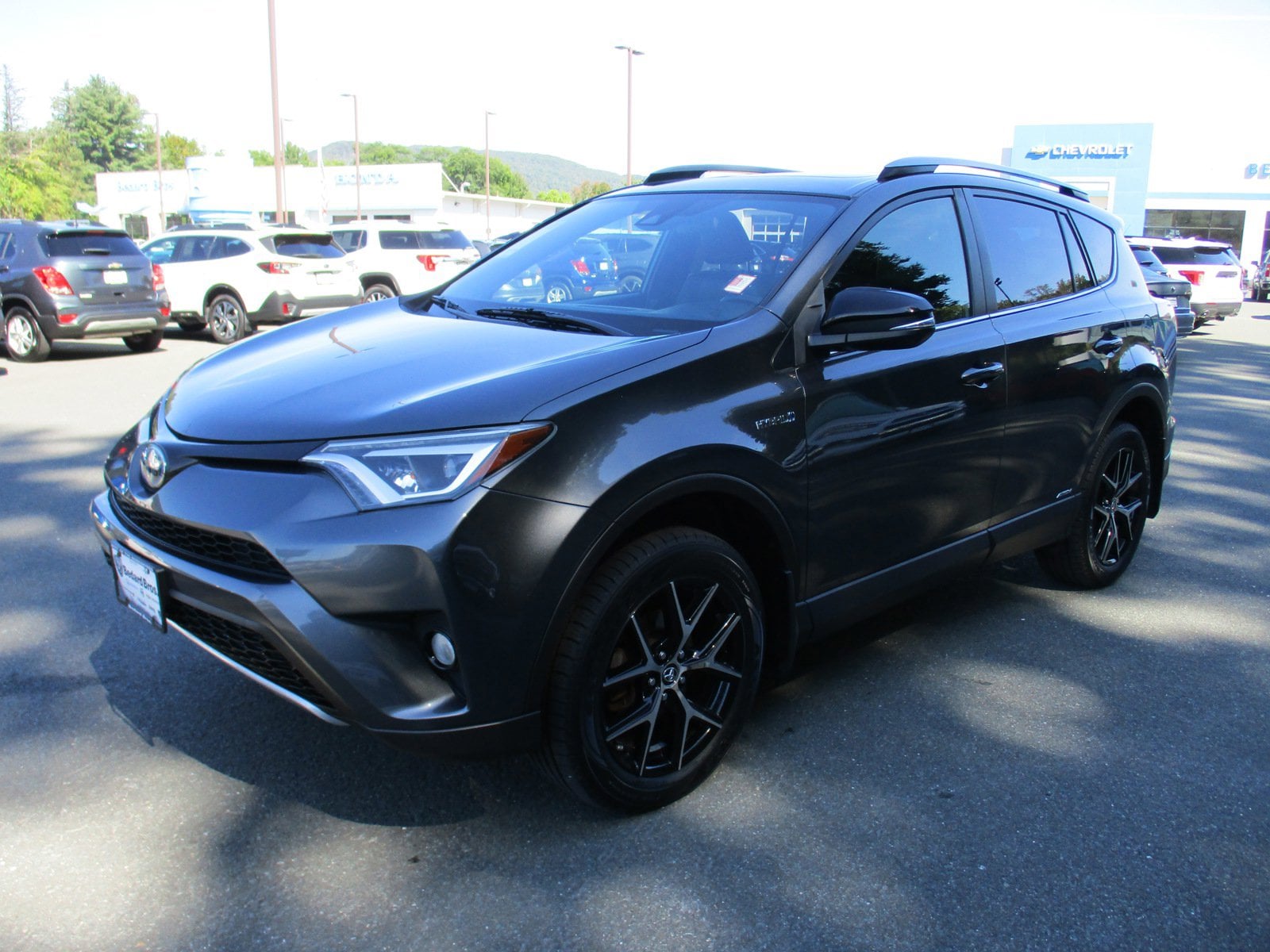 Used 2018 Toyota RAV4 SE with VIN JTMJJREV9JD196119 for sale in Cheshire, MA