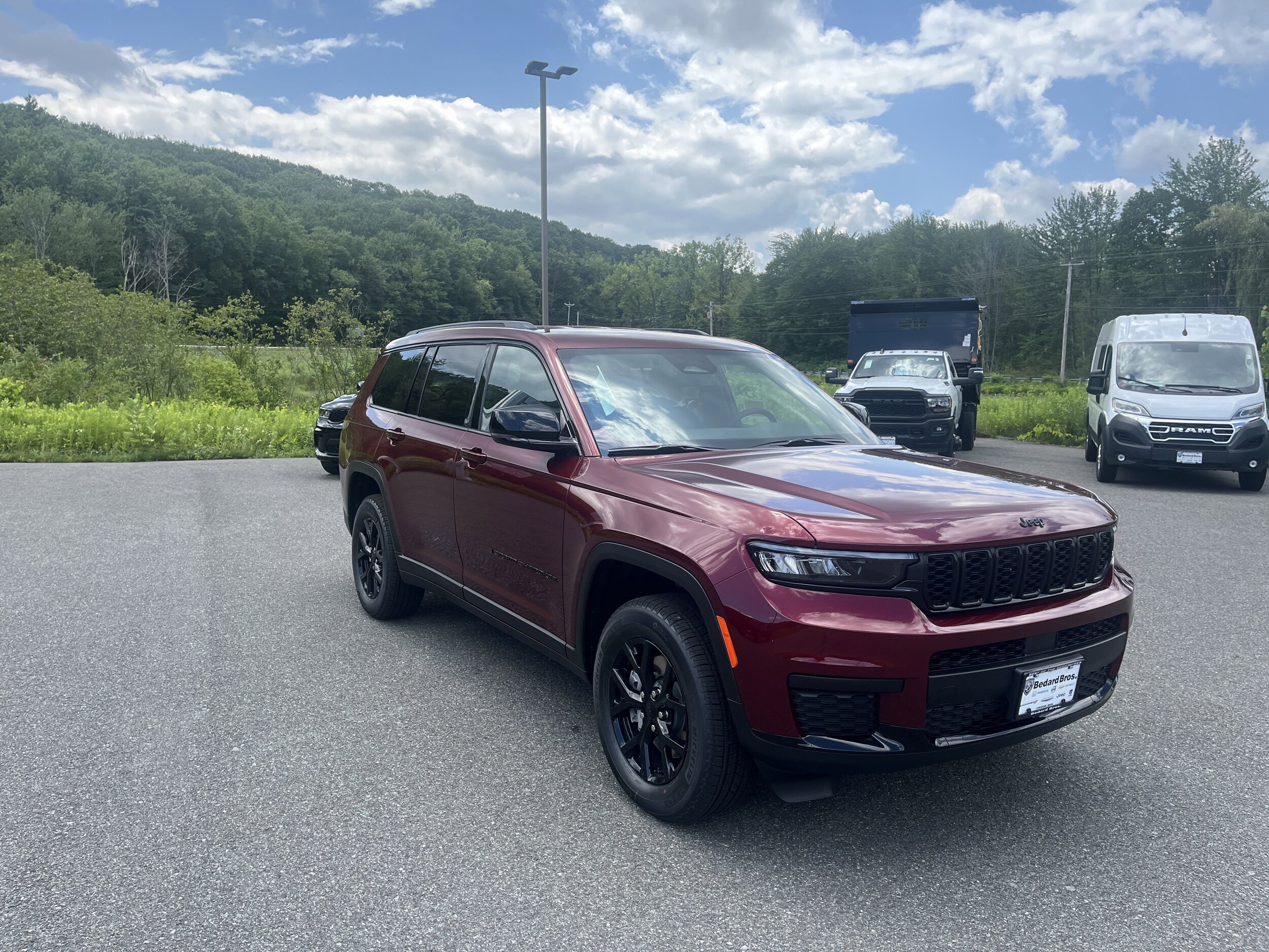 2025 Jeep Grand Cherokee Laredo photo 2