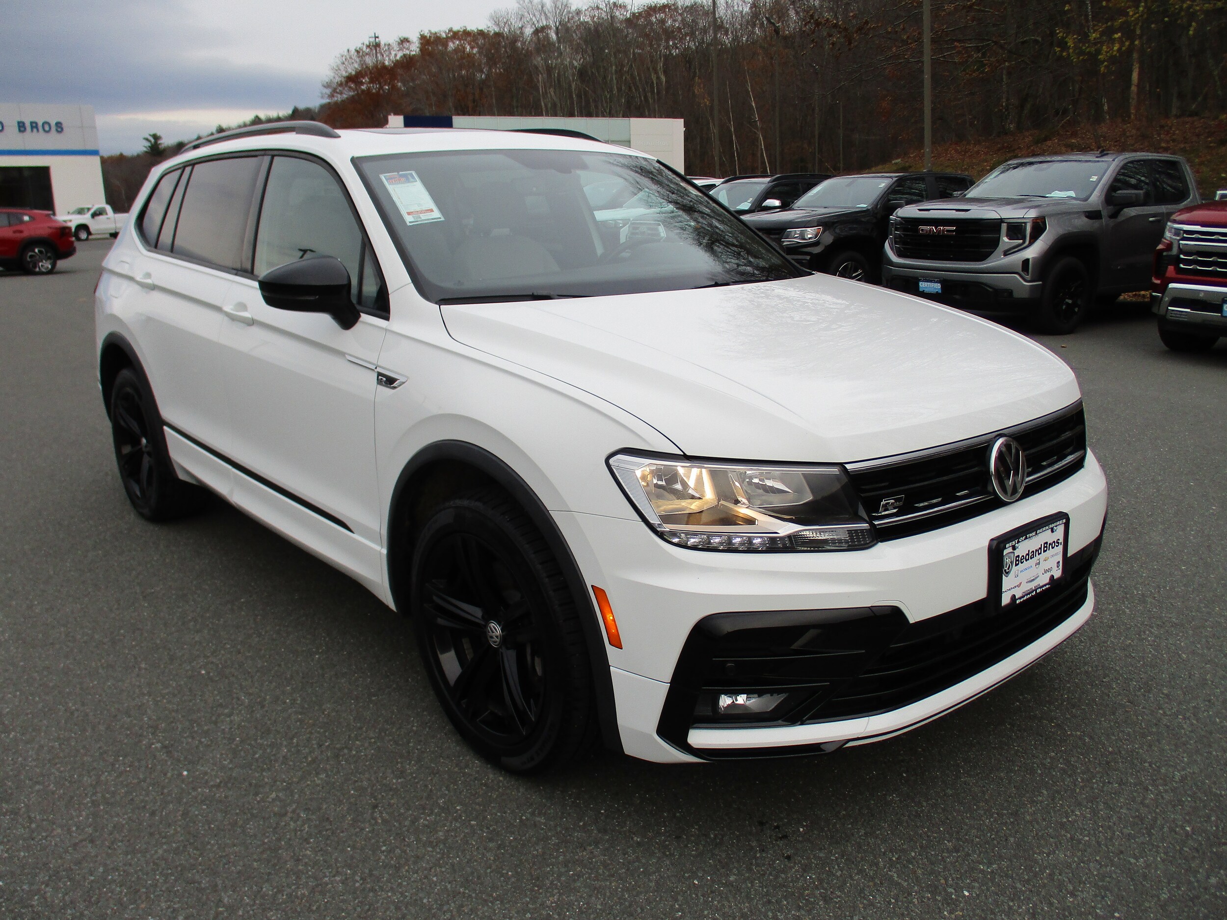 2019 Volkswagen Tiguan SEL R-Line photo 3