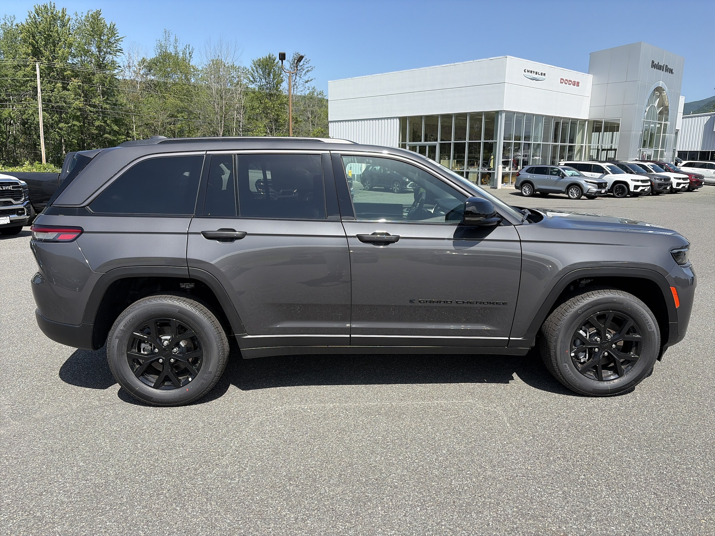 2026 Jeep Grand Cherokee Laredo - Photo 6