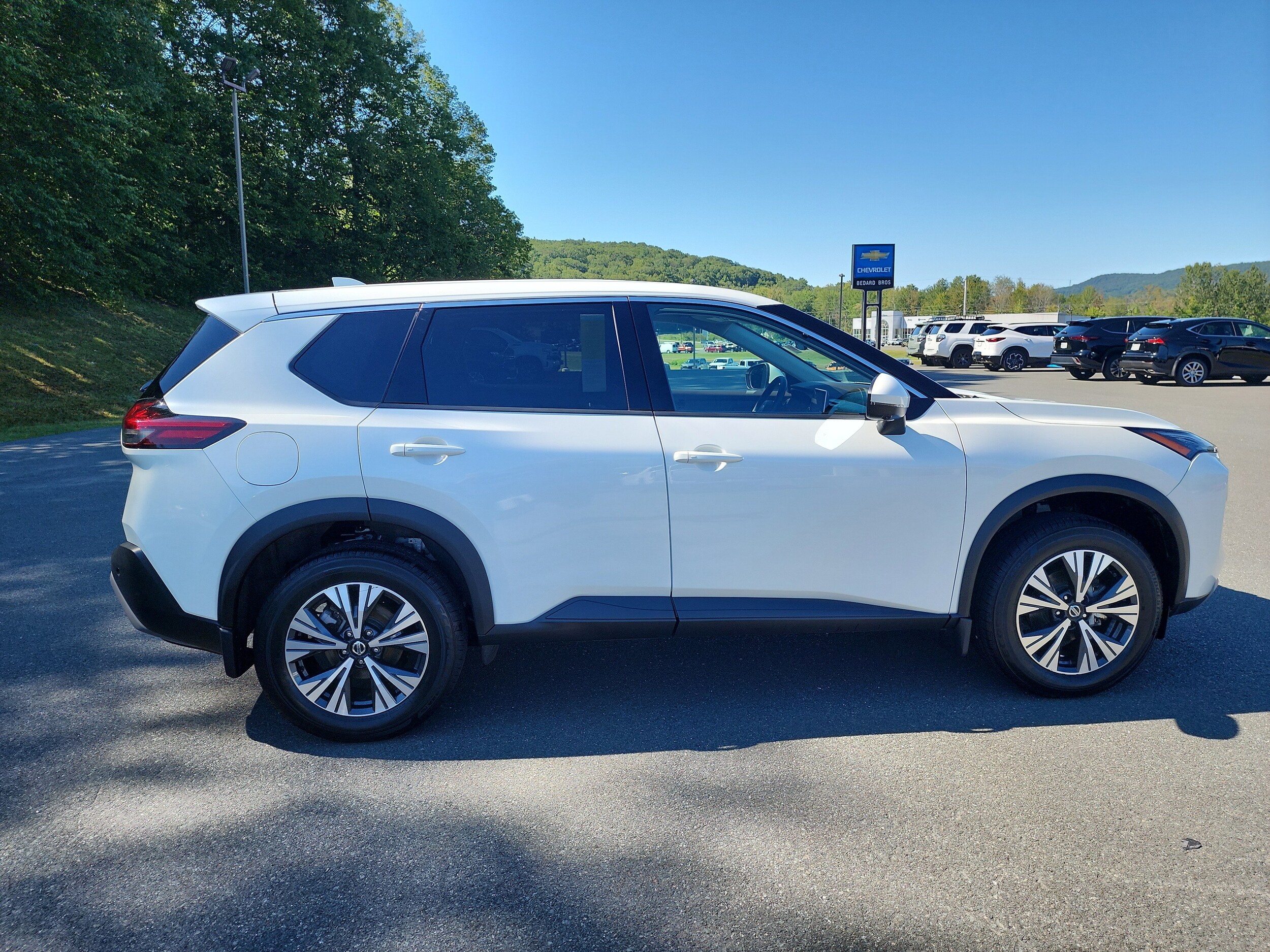 2021 Nissan Rogue SV photo 3