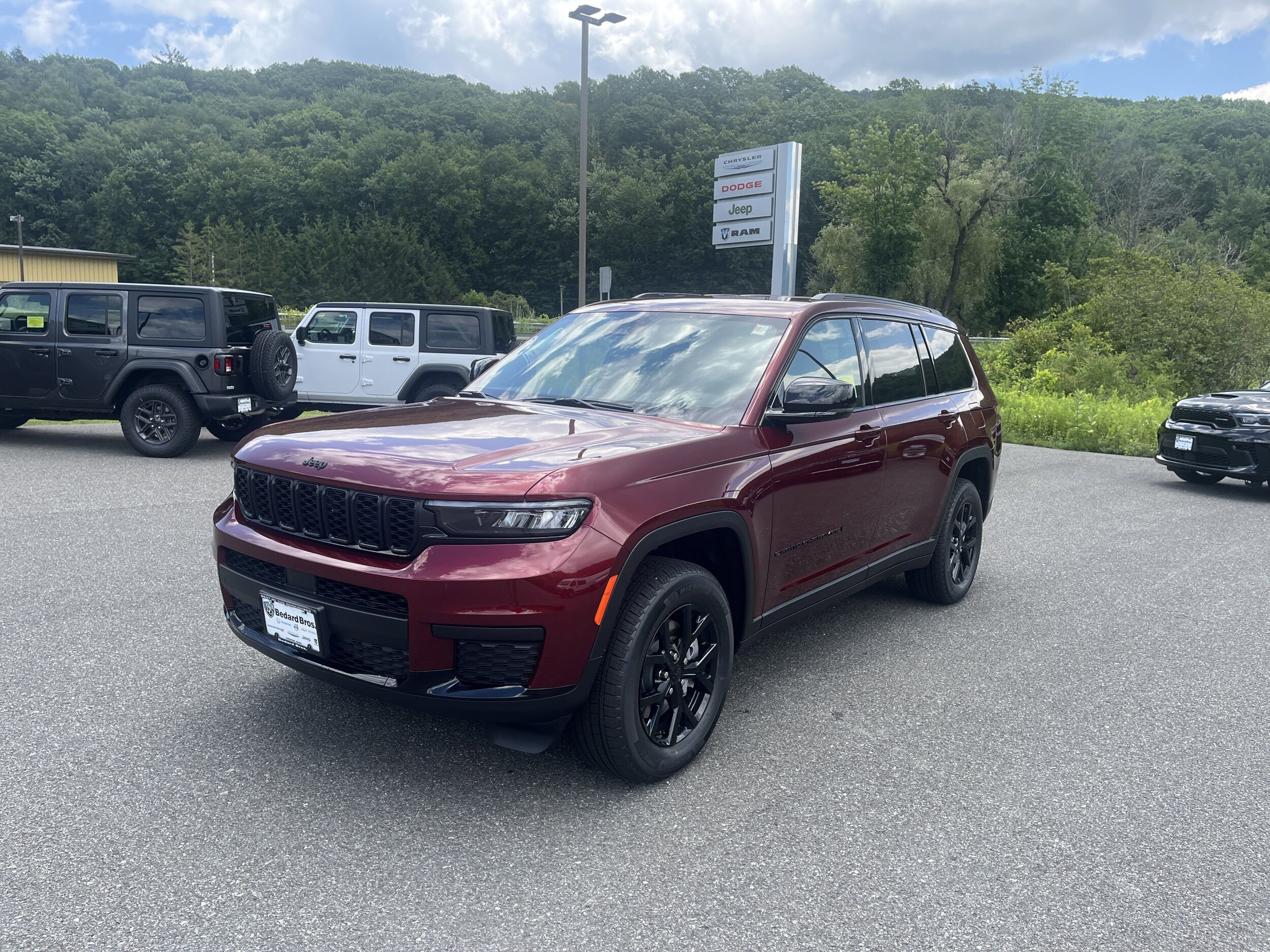 2025 Jeep Grand Cherokee Laredo photo 3