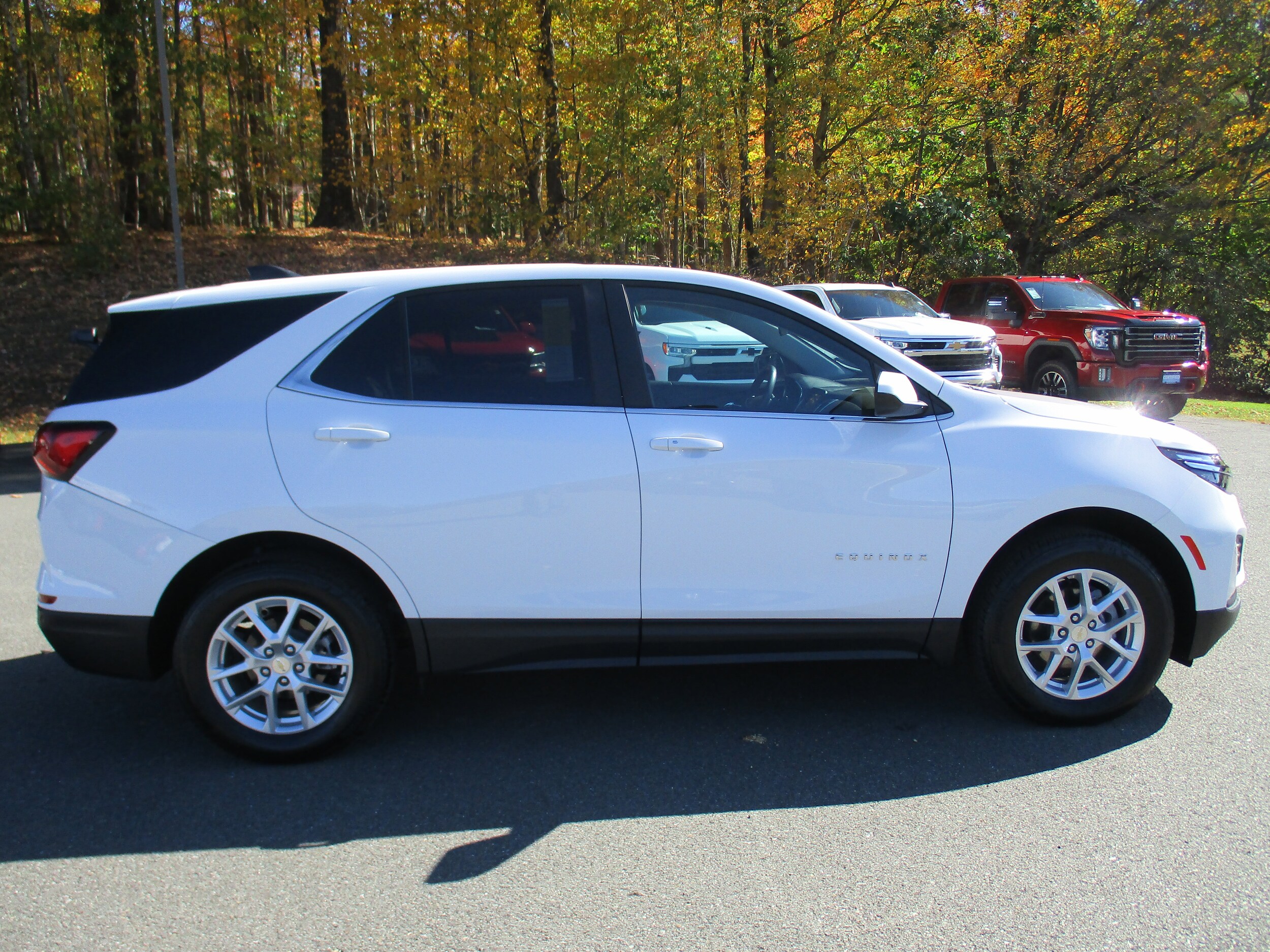 2022 Chevrolet Equinox LT photo 3