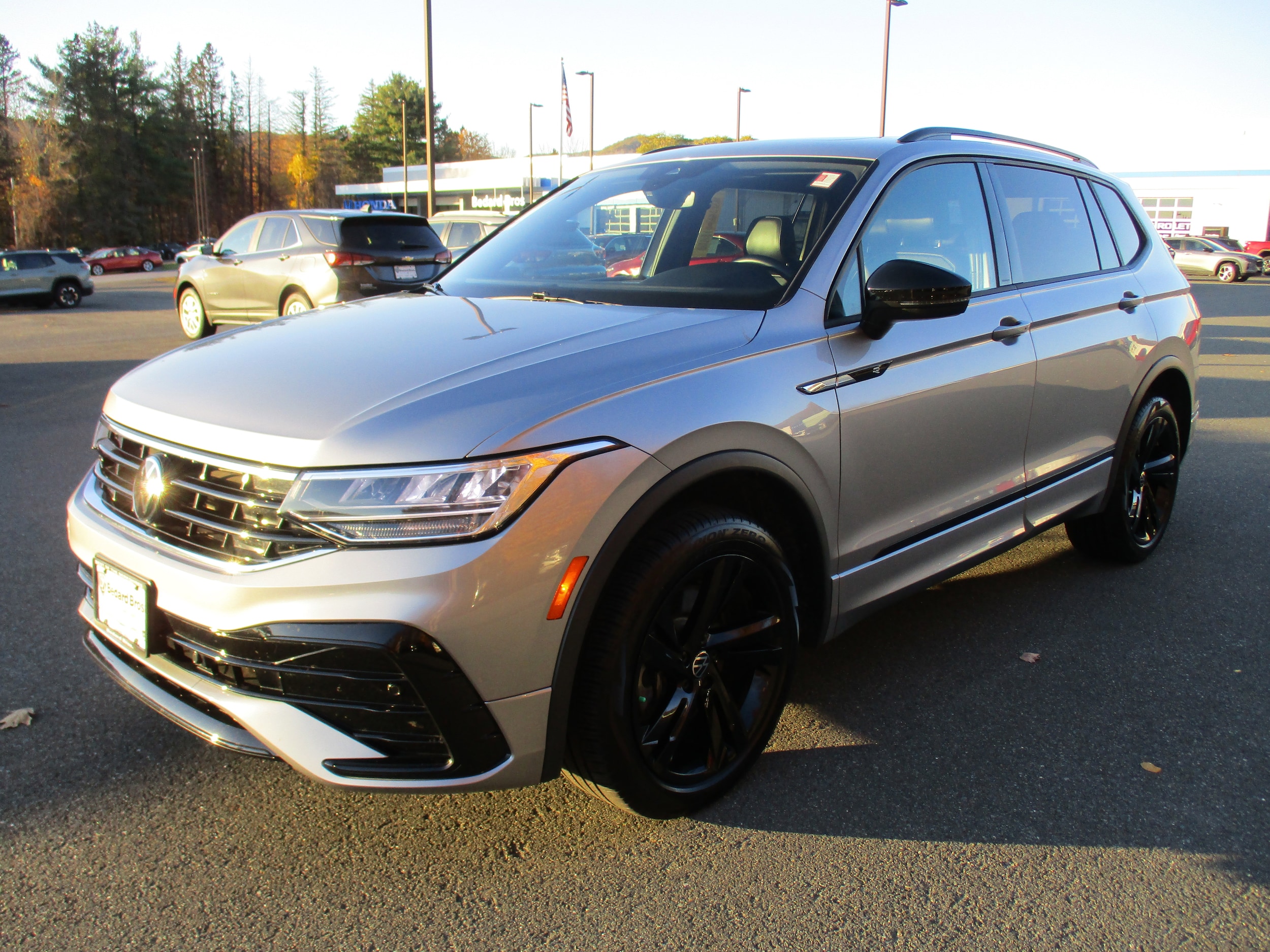 2025 Volkswagen Tiguan SEL R-LINE's photo