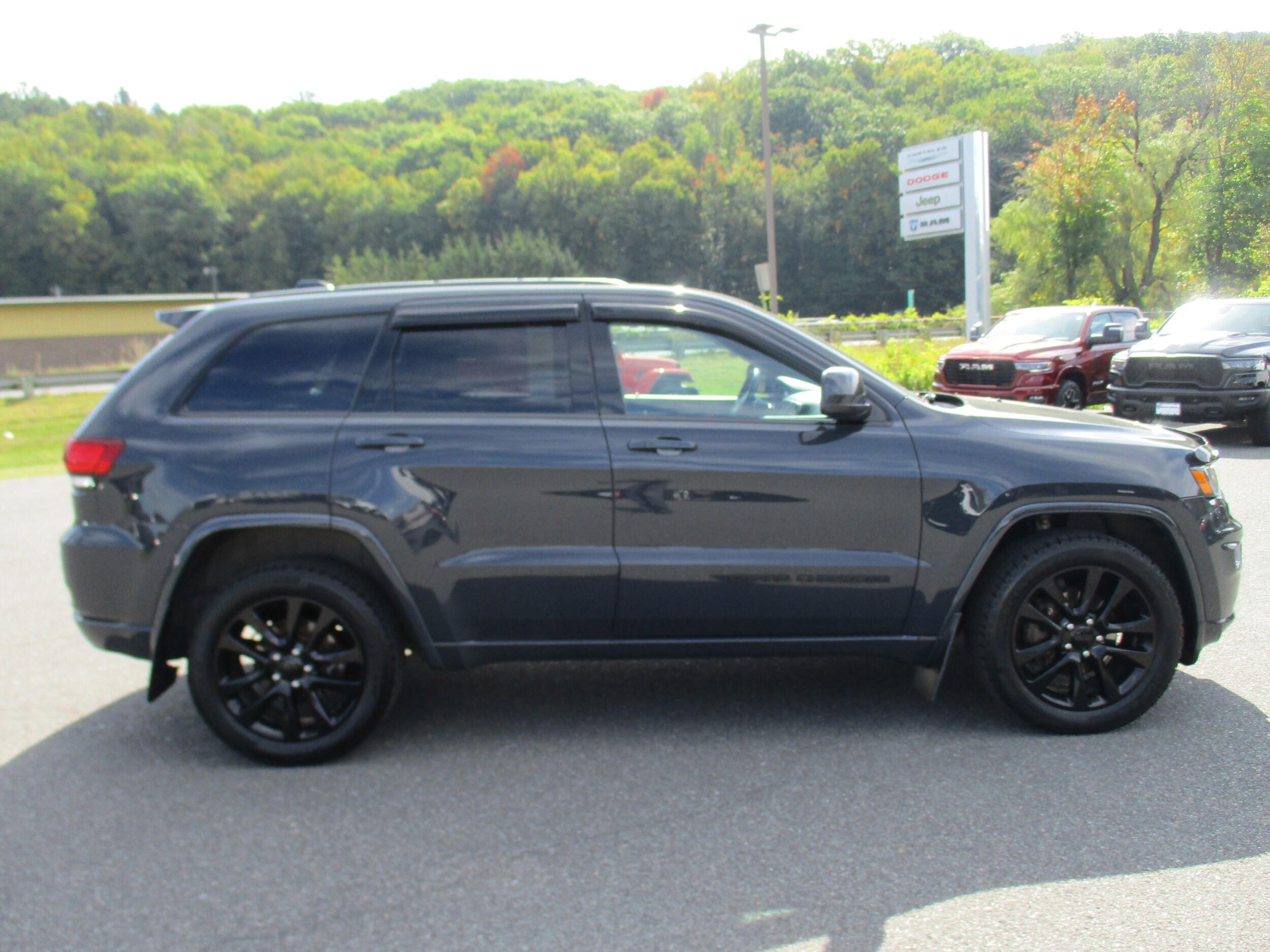 2017 Jeep Grand Cherokee Laredo photo 2