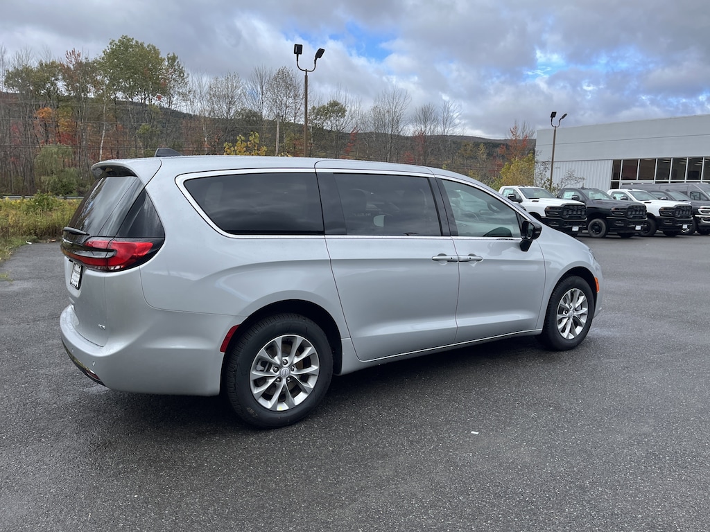 New 2026 Chrysler Pacifica Select Passenger Van