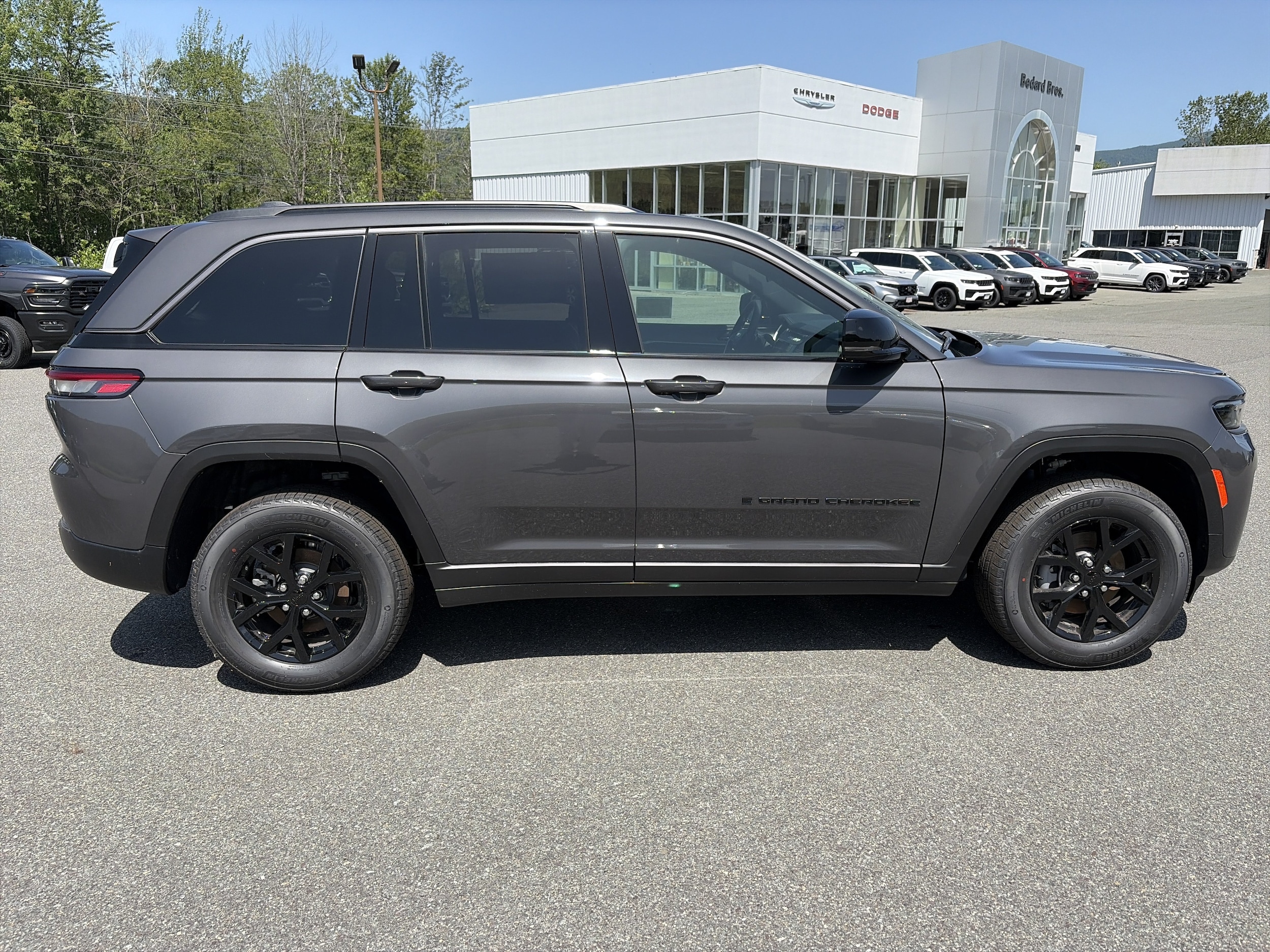 2026 Jeep Grand Cherokee Laredo - Photo 6