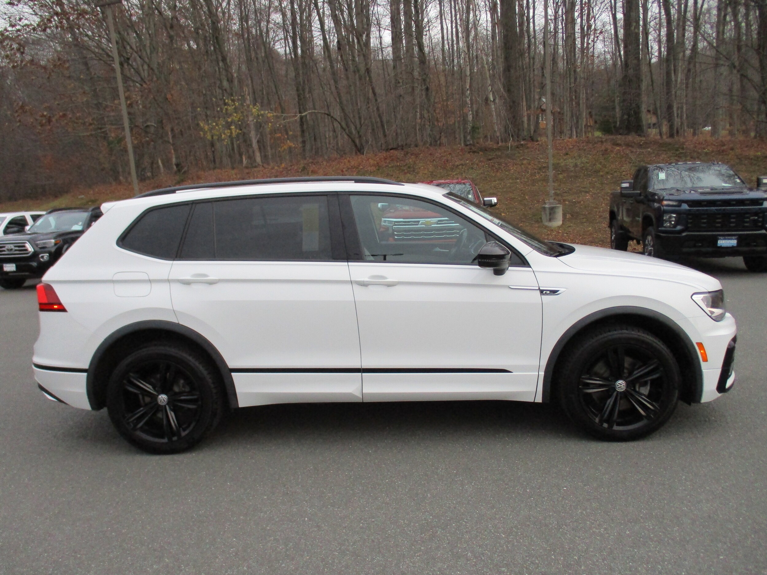 2019 Volkswagen Tiguan SEL R-Line photo 4