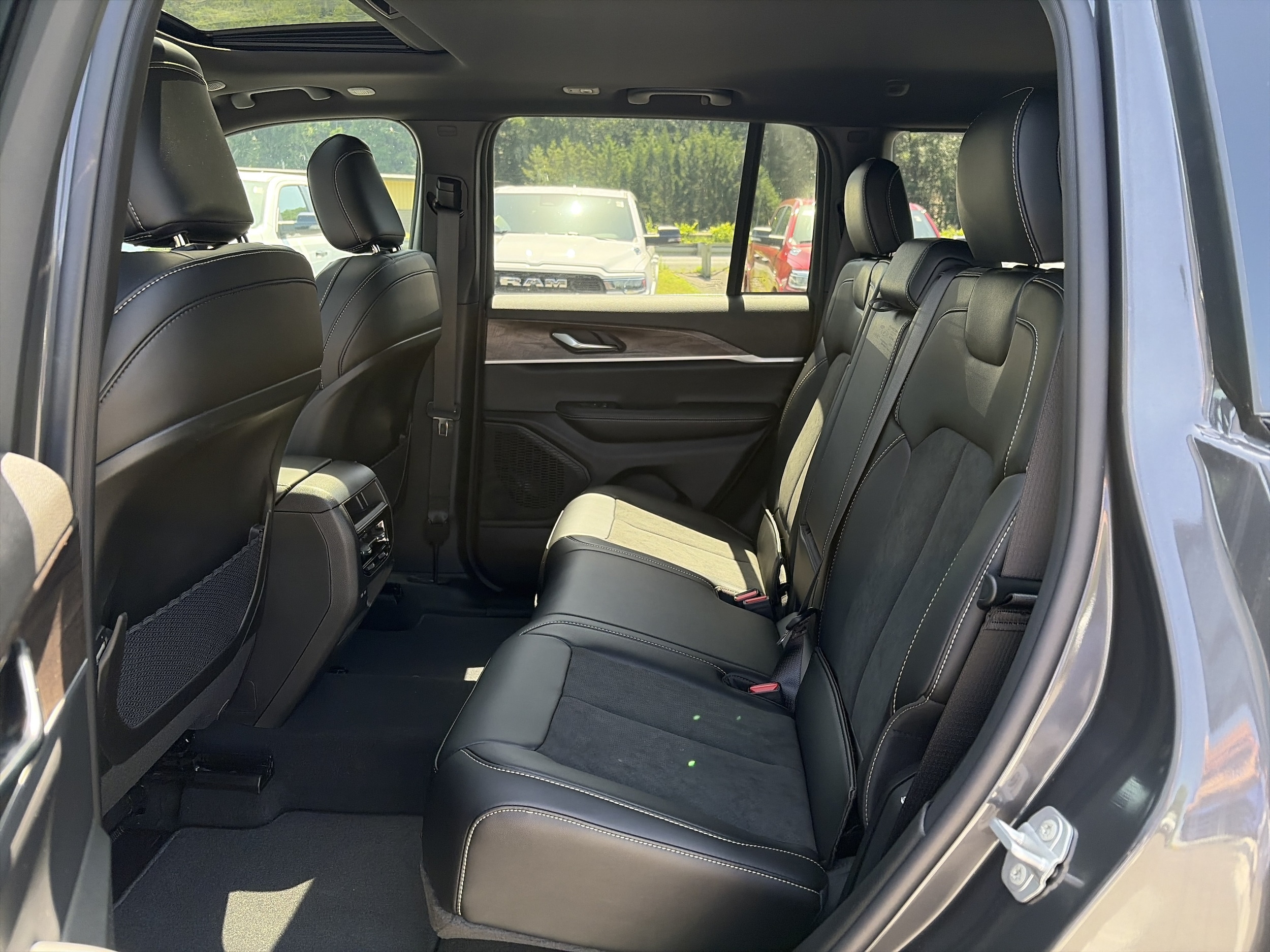 2026 Jeep Grand Cherokee Laredo - Photo 11
