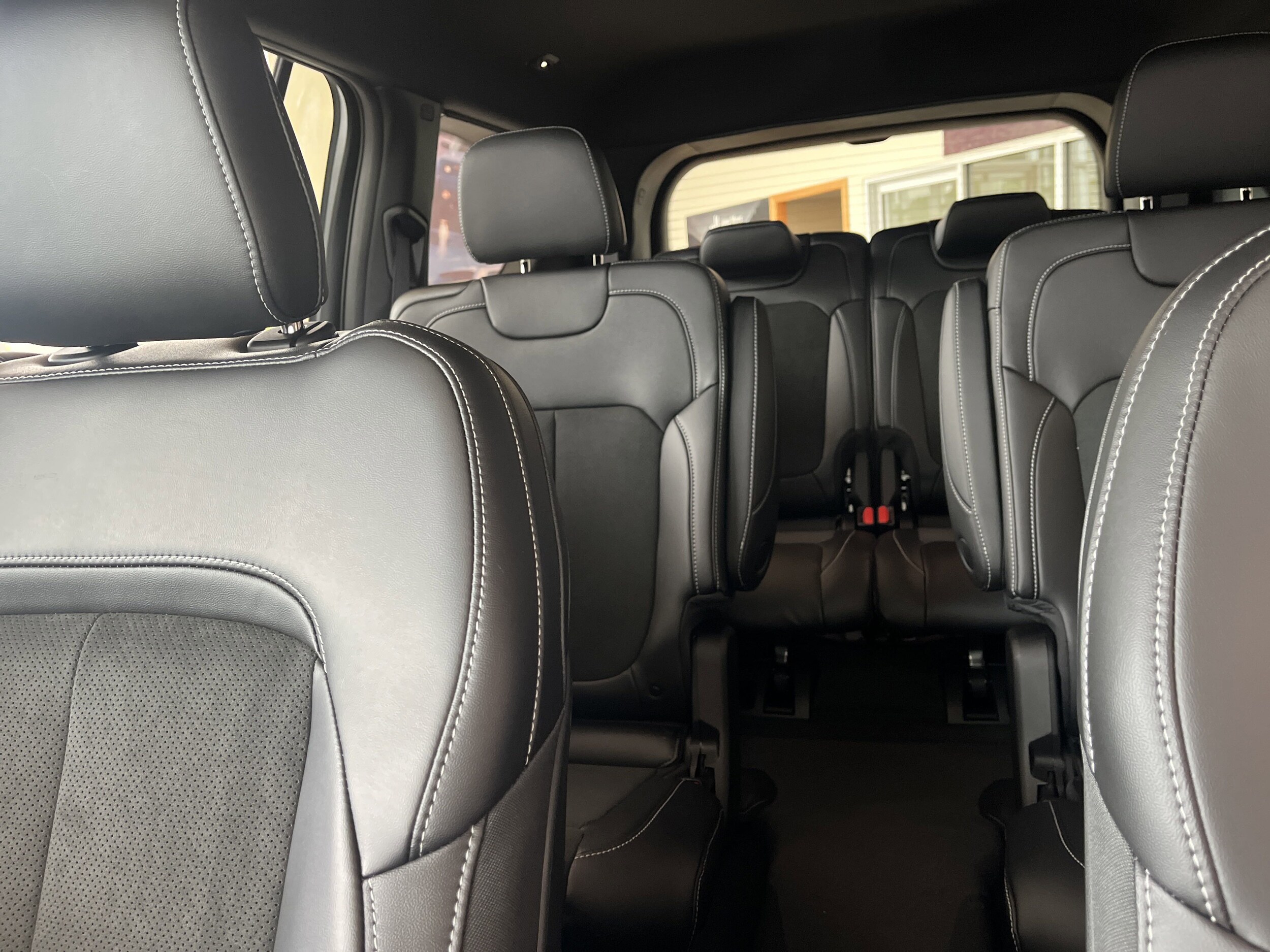 2025 Jeep Grand Cherokee Laredo photo 4