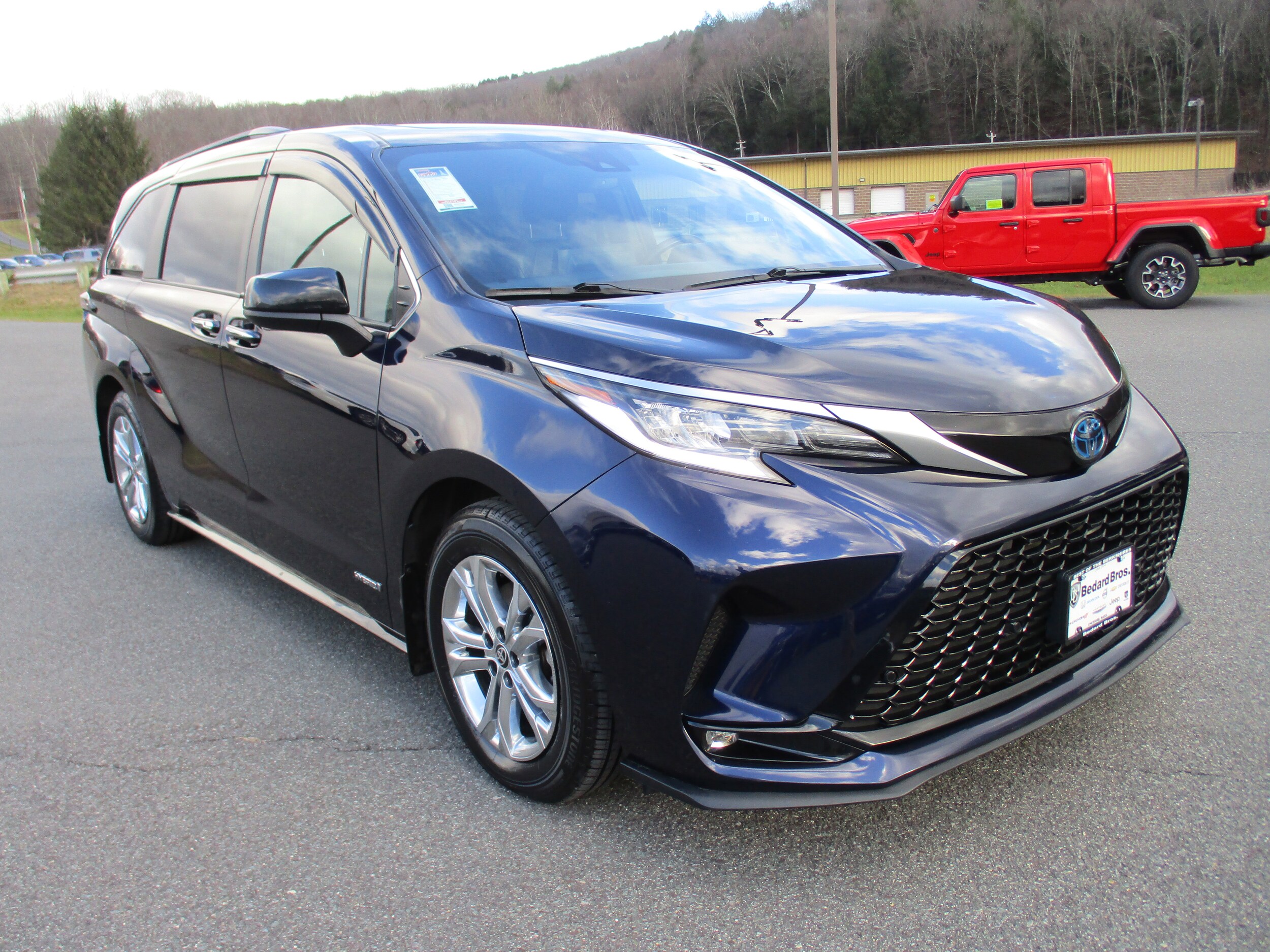 2021 Toyota Sienna XSE photo 3