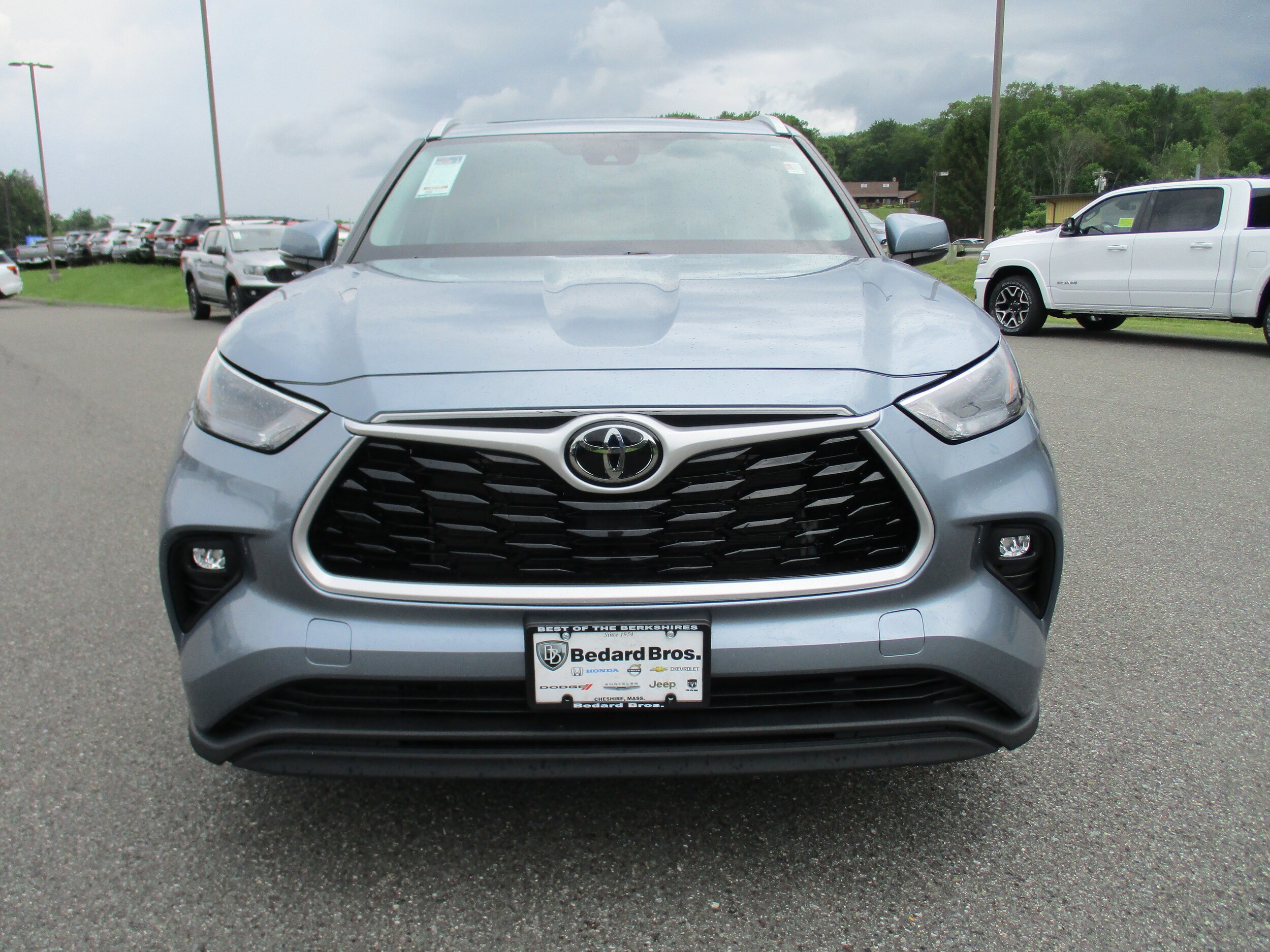 2022 Toyota Highlander XLE photo 2